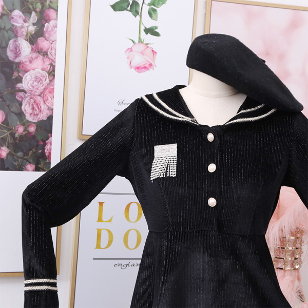 Hétköznapi női ruha gombokkal és hosszú ujjú szabású modellel