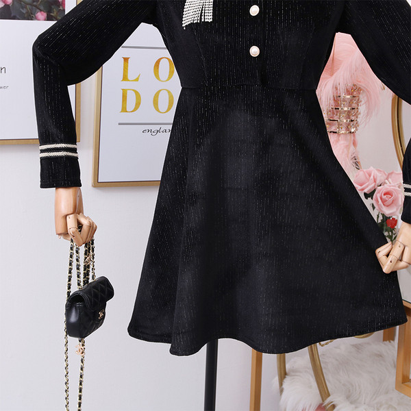 Hétköznapi női ruha gombokkal és hosszú ujjú szabású modellel