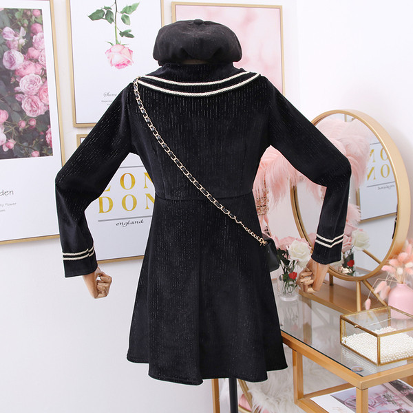 Hétköznapi női ruha gombokkal és hosszú ujjú szabású modellel