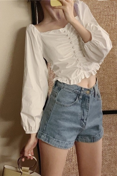 Lezser tavaszi blúz négyzet alakú nyakkivágással és puffos ujjakkal