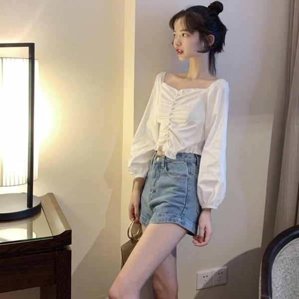 Lezser tavaszi blúz négyzet alakú nyakkivágással és puffos ujjakkal