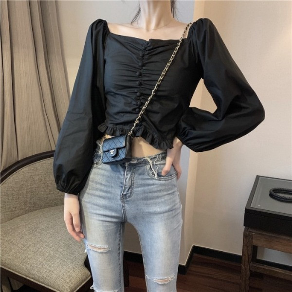 Lezser tavaszi blúz négyzet alakú nyakkivágással és puffos ujjakkal