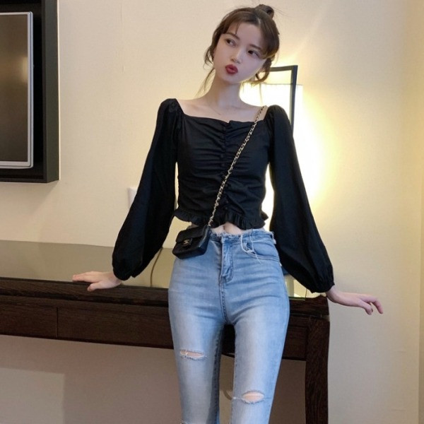 Lezser tavaszi blúz négyzet alakú nyakkivágással és puffos ujjakkal