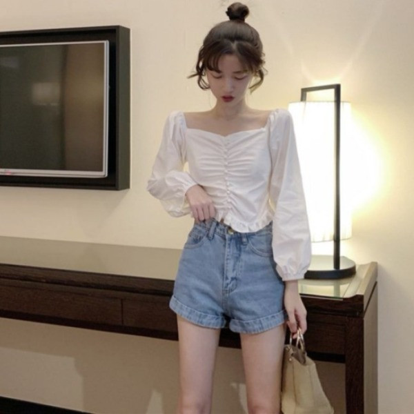 Lezser tavaszi blúz négyzet alakú nyakkivágással és puffos ujjakkal