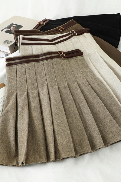 Rövid női hajtogatott szoknya magas derékkal és övvel