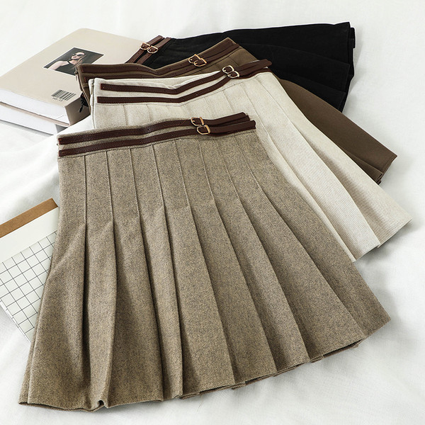 Rövid női hajtogatott szoknya magas derékkal és övvel