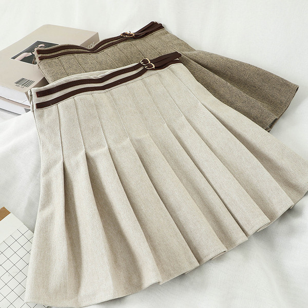 Rövid női hajtogatott szoknya magas derékkal és övvel