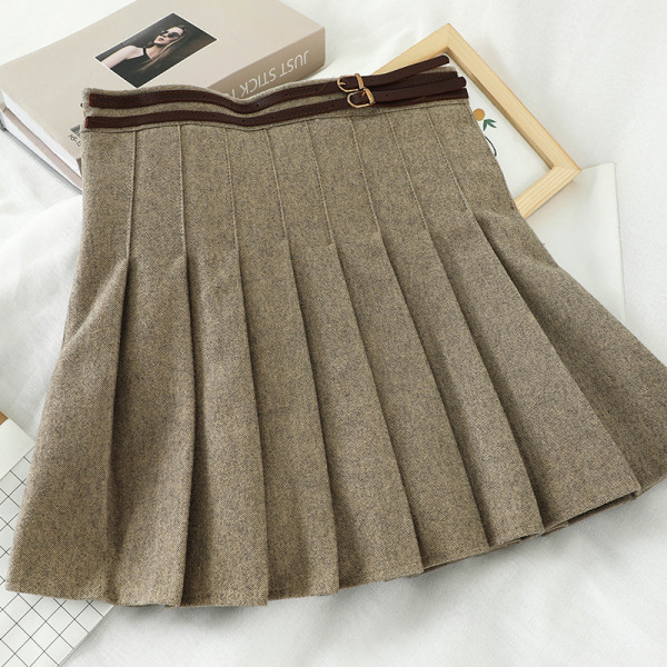 Rövid női hajtogatott szoknya magas derékkal és övvel