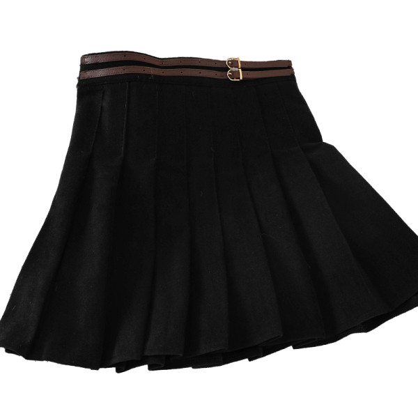 Rövid női hajtogatott szoknya magas derékkal és övvel