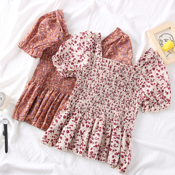 Modern női blúz négyzet alakú nyakkivágással és virágmotívumokkal