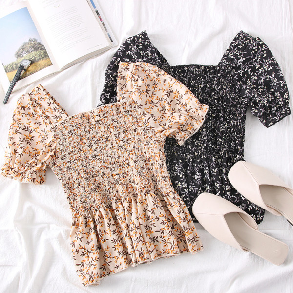 Modern női blúz négyzet alakú nyakkivágással és virágmotívumokkal