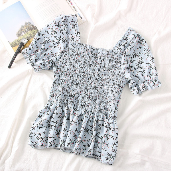 Modern női blúz négyzet alakú nyakkivágással és virágmotívumokkal