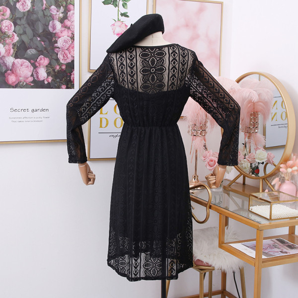 Modern női csipkeruha ovális nyakkivágással és hosszú ujjakkal