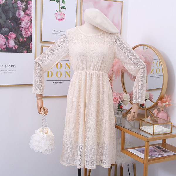 Modern női csipkeruha ovális nyakkivágással és hosszú ujjakkal