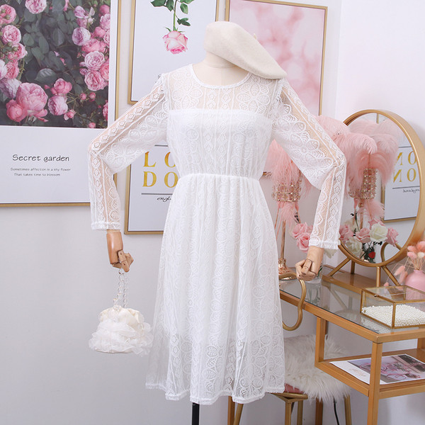 Modern női csipkeruha ovális nyakkivágással és hosszú ujjakkal