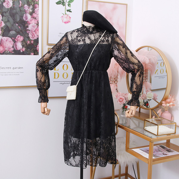 Női csipke ruha alacsony gallérral és hosszú ujjal