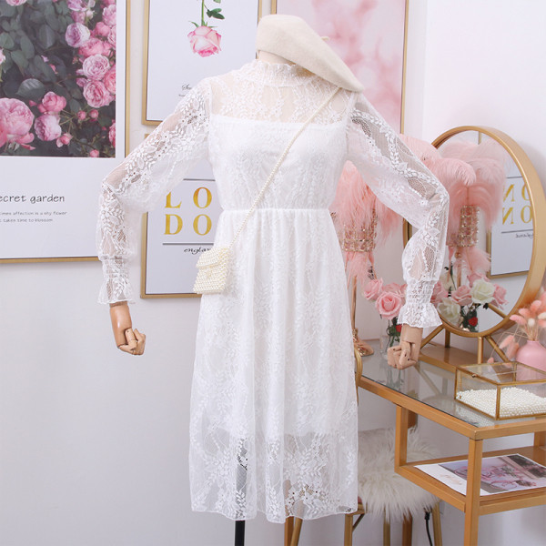 Női csipke ruha alacsony gallérral és hosszú ujjal