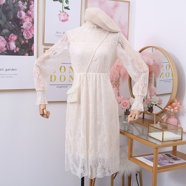 Női csipke ruha alacsony gallérral és hosszú ujjal