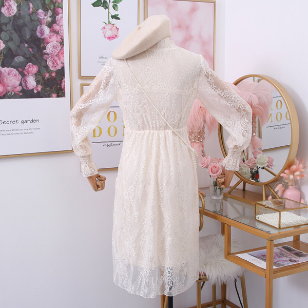 Női csipke ruha alacsony gallérral és hosszú ujjal