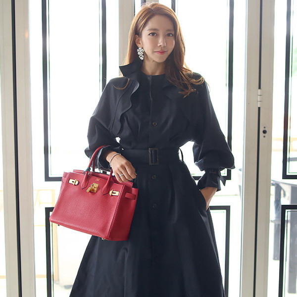 Modern női fekete hosszú ruha rövid ujjal és övvel