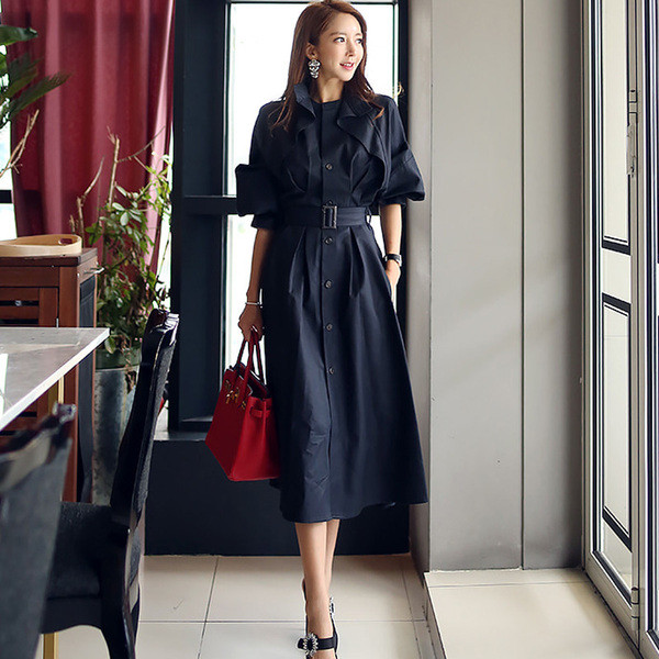 Modern női fekete hosszú ruha rövid ujjal és övvel