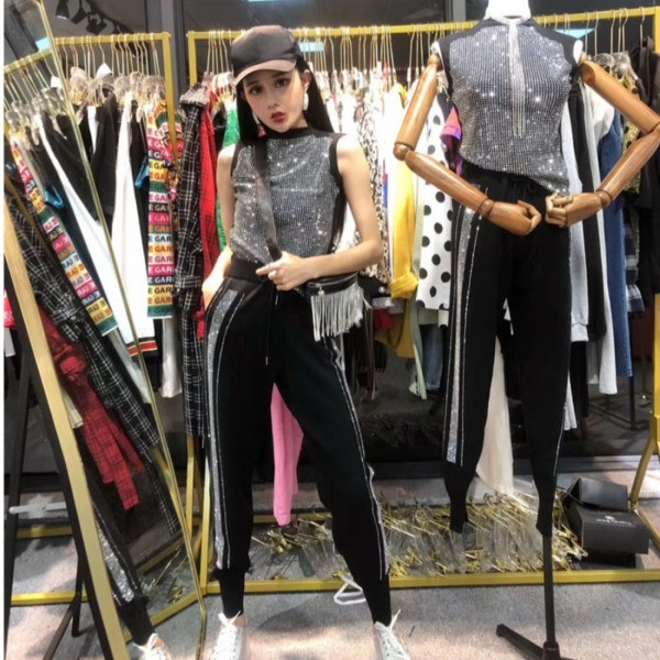 Moodne liibuv must kividekooriga paakitops