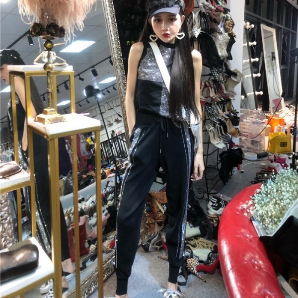 Moodne liibuv must kividekooriga paakitops