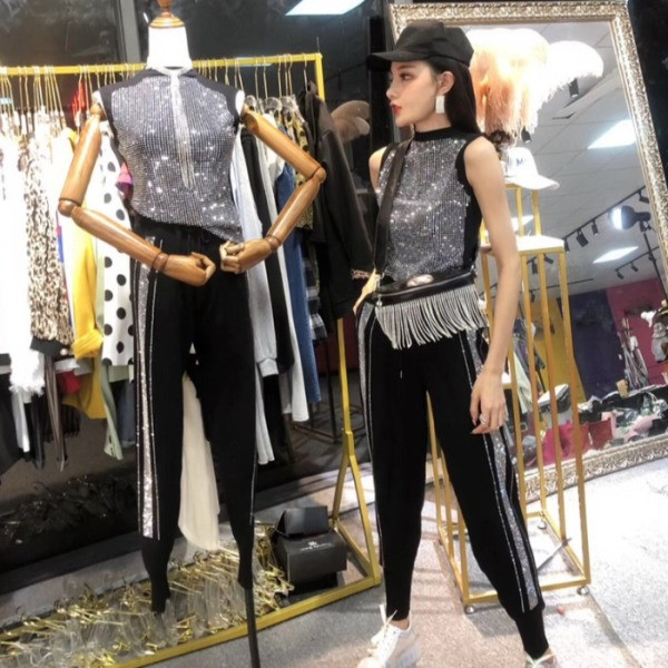 Moodne liibuv must kividekooriga paakitops