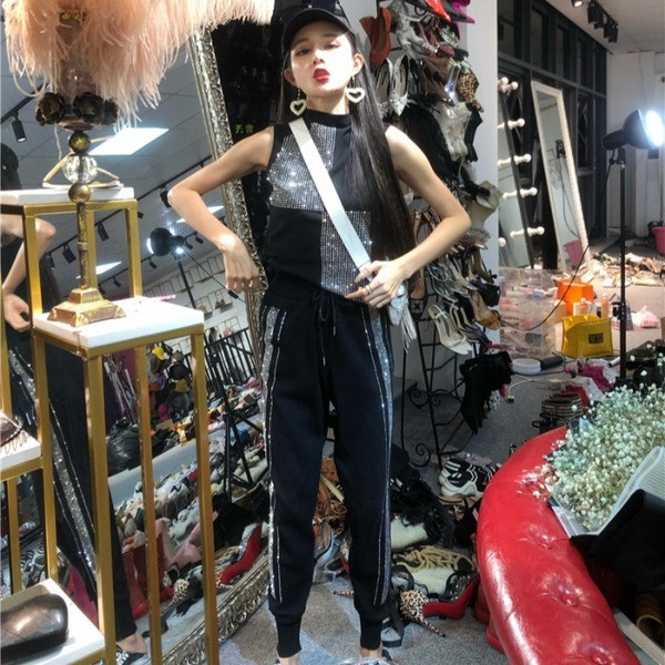 Moodne liibuv must kividekooriga paakitops