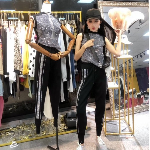 Moodne liibuv must kividekooriga paakitops