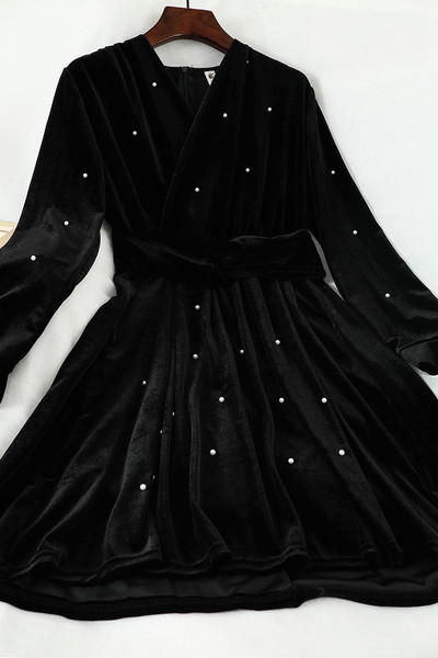 Fekete női ruha V-nyakkal és gyöngyökkel