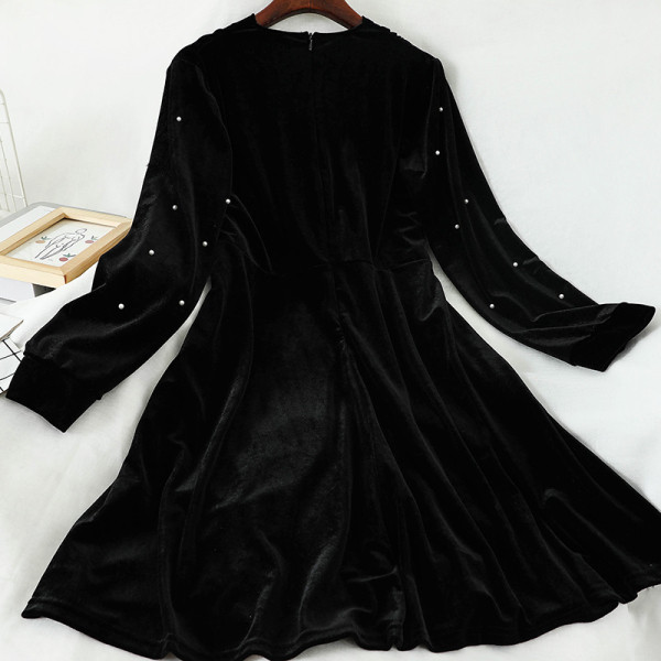 Fekete női ruha V-nyakkal és gyöngyökkel