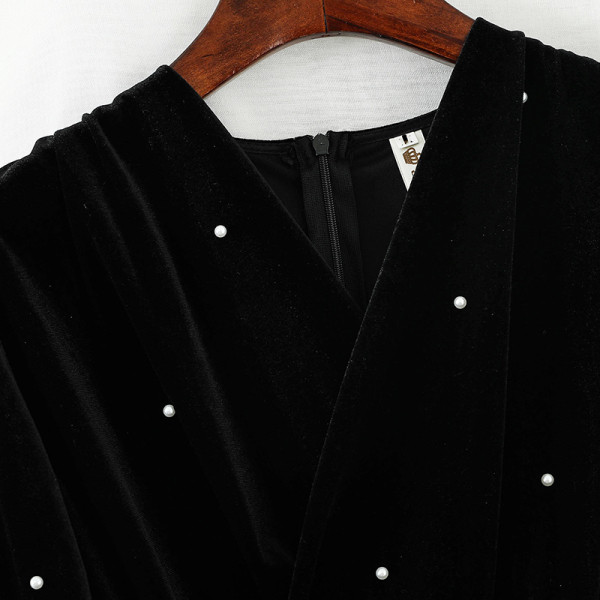 Fekete női ruha V-nyakkal és gyöngyökkel