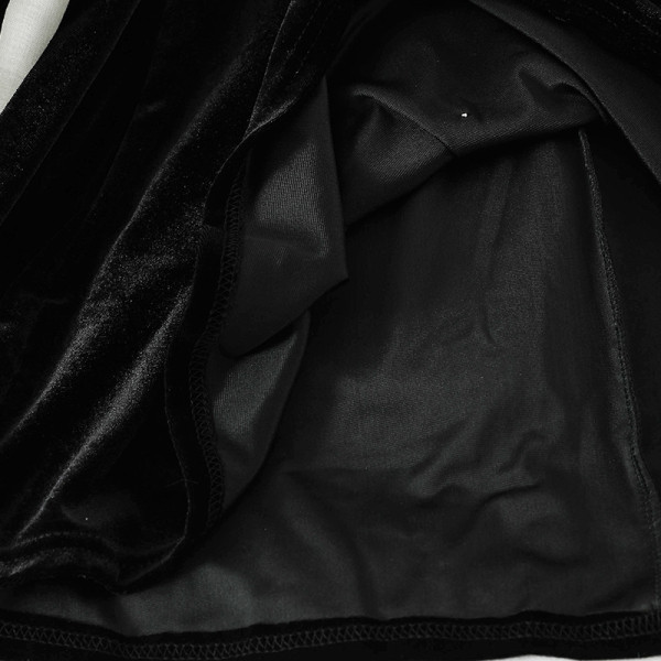 Fekete női ruha V-nyakkal és gyöngyökkel