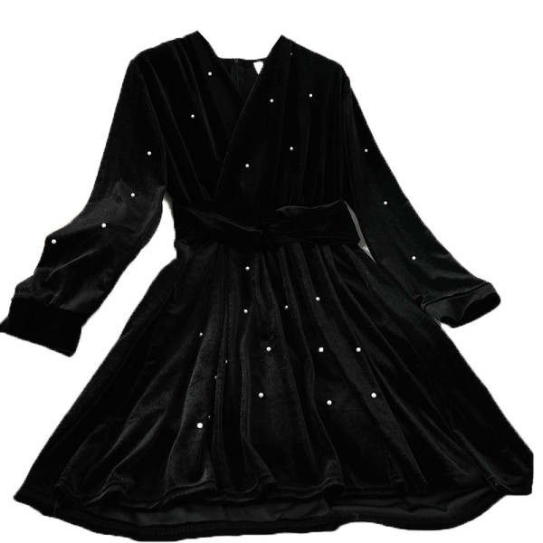 Fekete női ruha V-nyakkal és gyöngyökkel