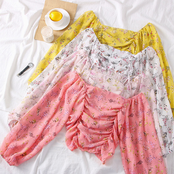 Modern női blúz csónakos nyakkivágással és virágmotívumokkal