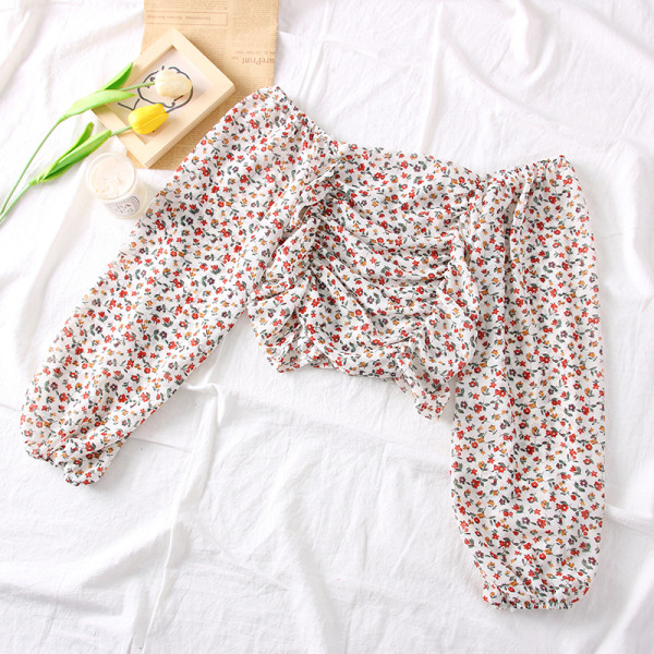 Modern női blúz csónakos nyakkivágással és virágmotívumokkal