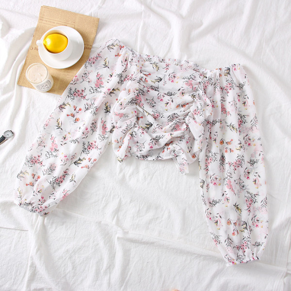 Modern női blúz csónakos nyakkivágással és virágmotívumokkal