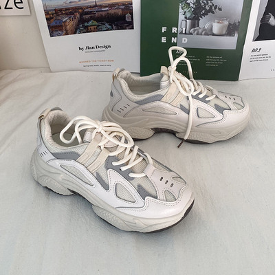 Öko bőrből készült modern női tornacipő fényvisszaverő elemekkel, durva talppal