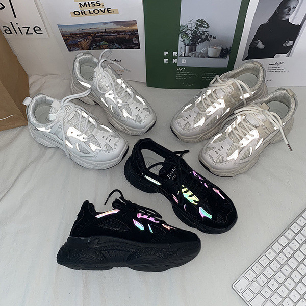 Öko bőrből készült modern női tornacipő fényvisszaverő elemekkel, durva talppal