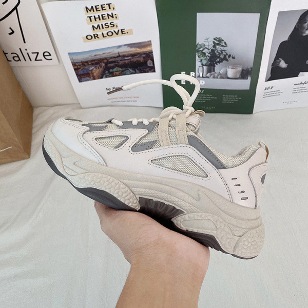 Öko bőrből készült modern női tornacipő fényvisszaverő elemekkel, durva talppal