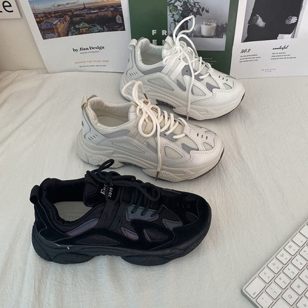 Öko bőrből készült modern női tornacipő fényvisszaverő elemekkel, durva talppal