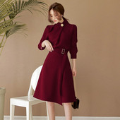 Modern női rövid ruha hosszú ujjal és magas gallérral