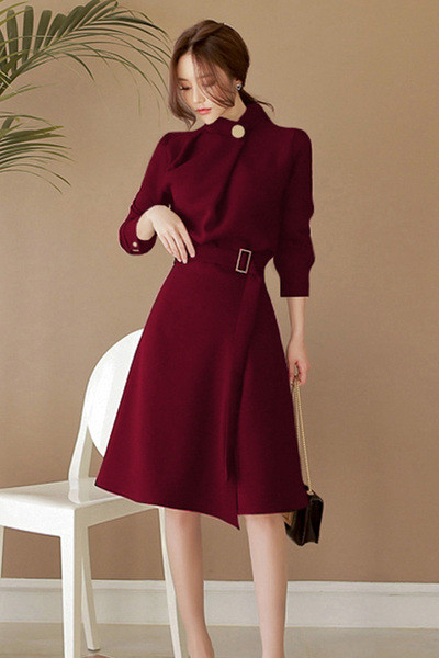 Modern női rövid ruha hosszú ujjal és magas gallérral