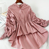 Modern, aszimmetrikus női ing ráncolt ujjakkal és gombokkal