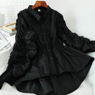 Modern, aszimmetrikus női ing ráncolt ujjakkal és gombokkal