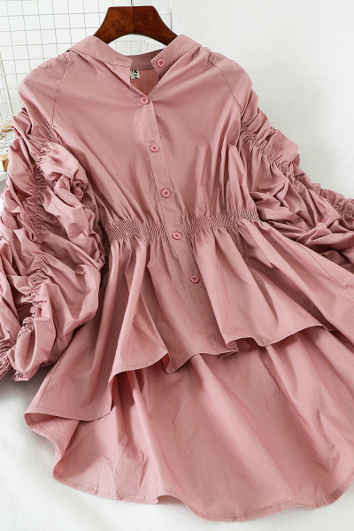 Modern, aszimmetrikus női ing ráncolt ujjakkal és gombokkal