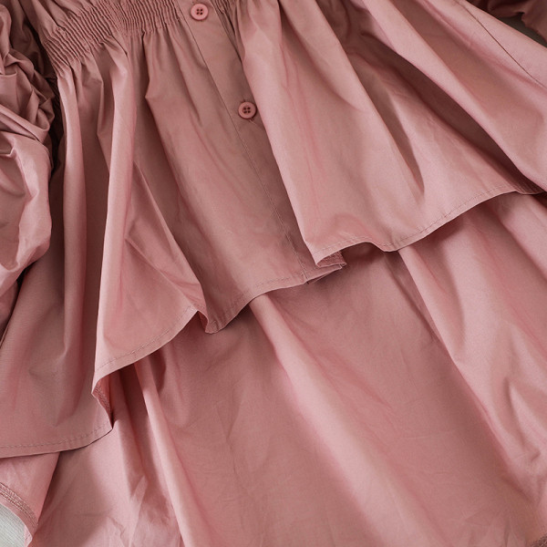 Modern, aszimmetrikus női ing ráncolt ujjakkal és gombokkal