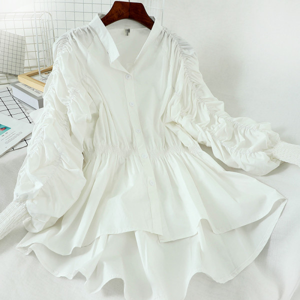 Modern, aszimmetrikus női ing ráncolt ujjakkal és gombokkal