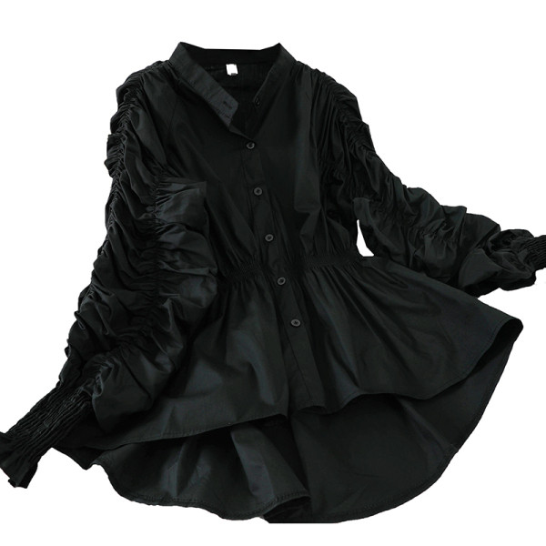 Modern, aszimmetrikus női ing ráncolt ujjakkal és gombokkal